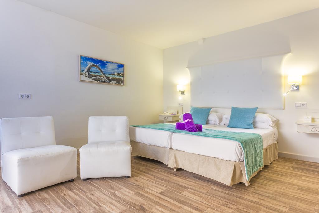 Fergus Style Cala Blanca Suites Santa Ponsa Exterior photo