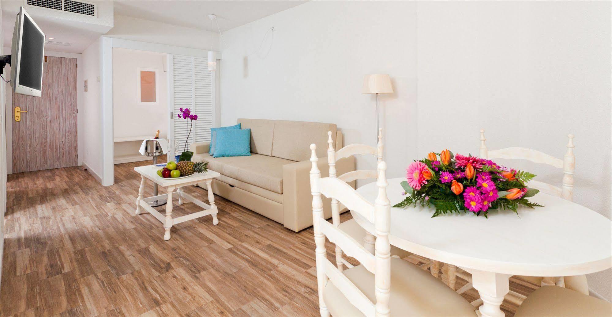 Fergus Style Cala Blanca Suites Santa Ponsa Room photo